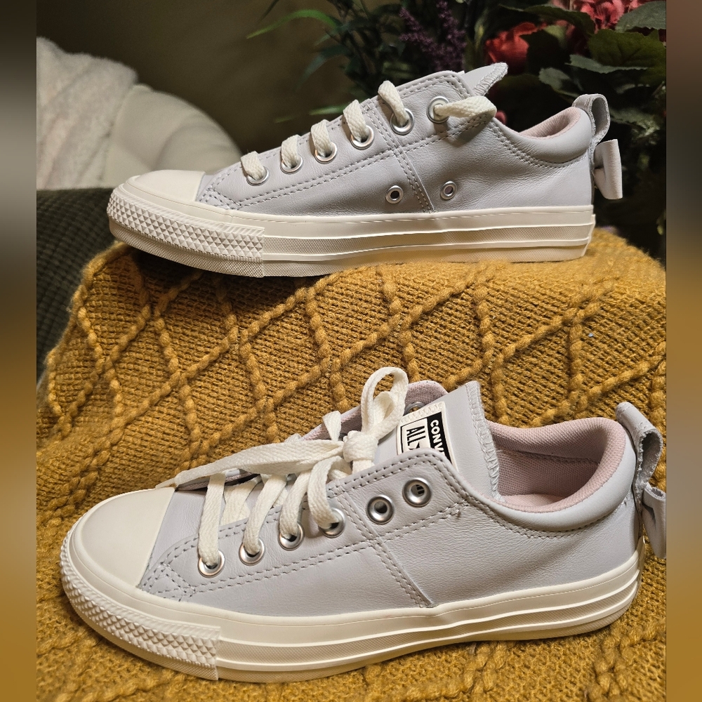 Converse All Star w/ bow, Women's size 6.5, Gray